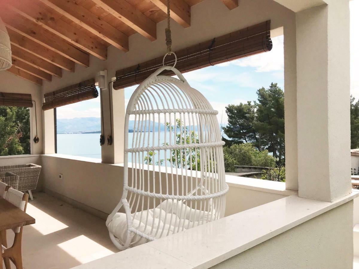 Luxury Family Beach Front Villa - Sunday Beach House Слатине Экстерьер фото