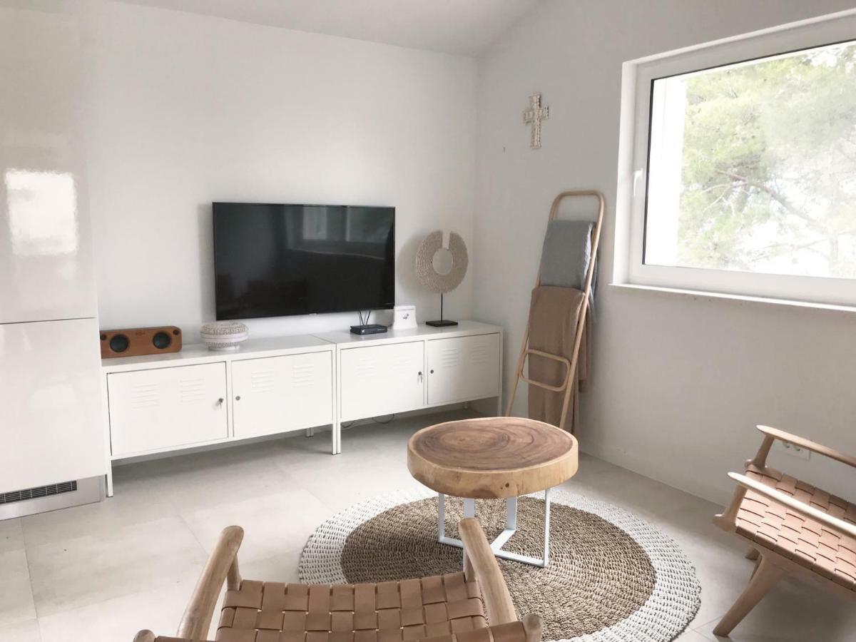 Luxury Family Beach Front Villa - Sunday Beach House Слатине Экстерьер фото
